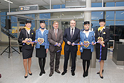 Münchner Flughafenchef Dr. Michael Kerkloh und Burkhard Feuge, Lufthansa-Stationsleiter in München, begrüßten am frühen Morgen des 26.04.2016 die Passagiere des Fluges LH 1840 persönlich an ihrem Gate (©Foto: Marikka-Laila Maisel)